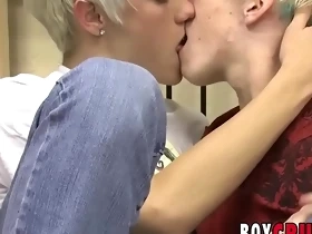 Twinks take their clothes off after kissing to have butt sex