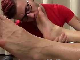 Beefy homo strokes while receiving feet treatment by deviant